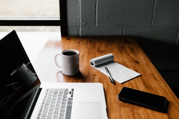 Laptop con contenuti e caffè per content marketing
