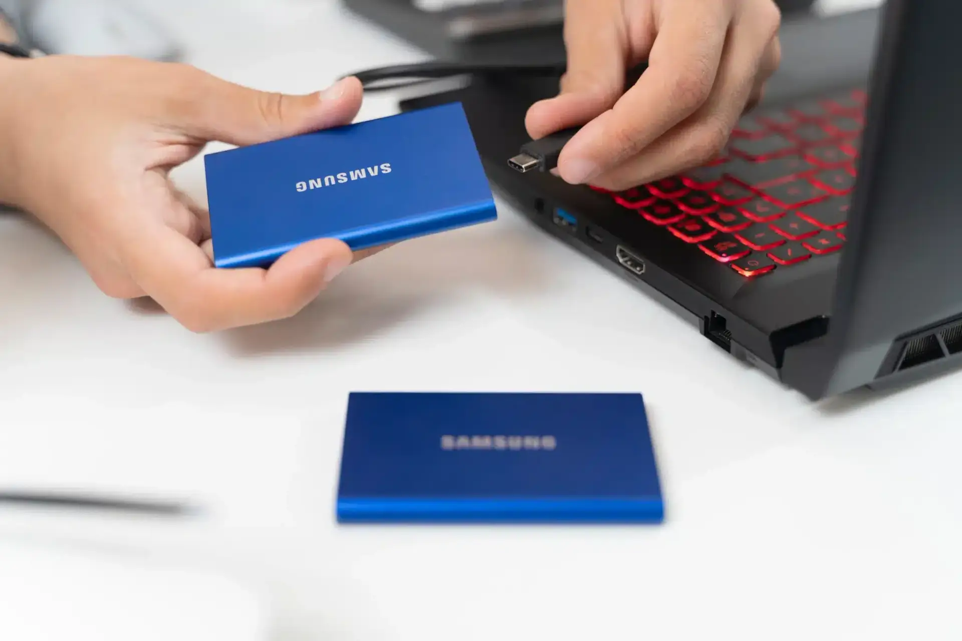 Collegamento SSD esterno a laptop.