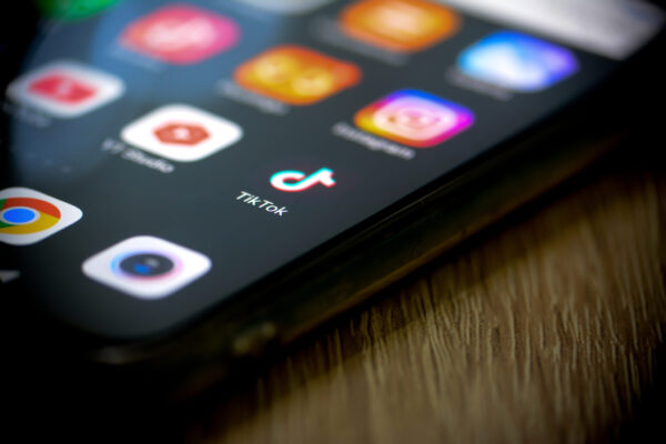 Schermata di un telefono con app TikTok