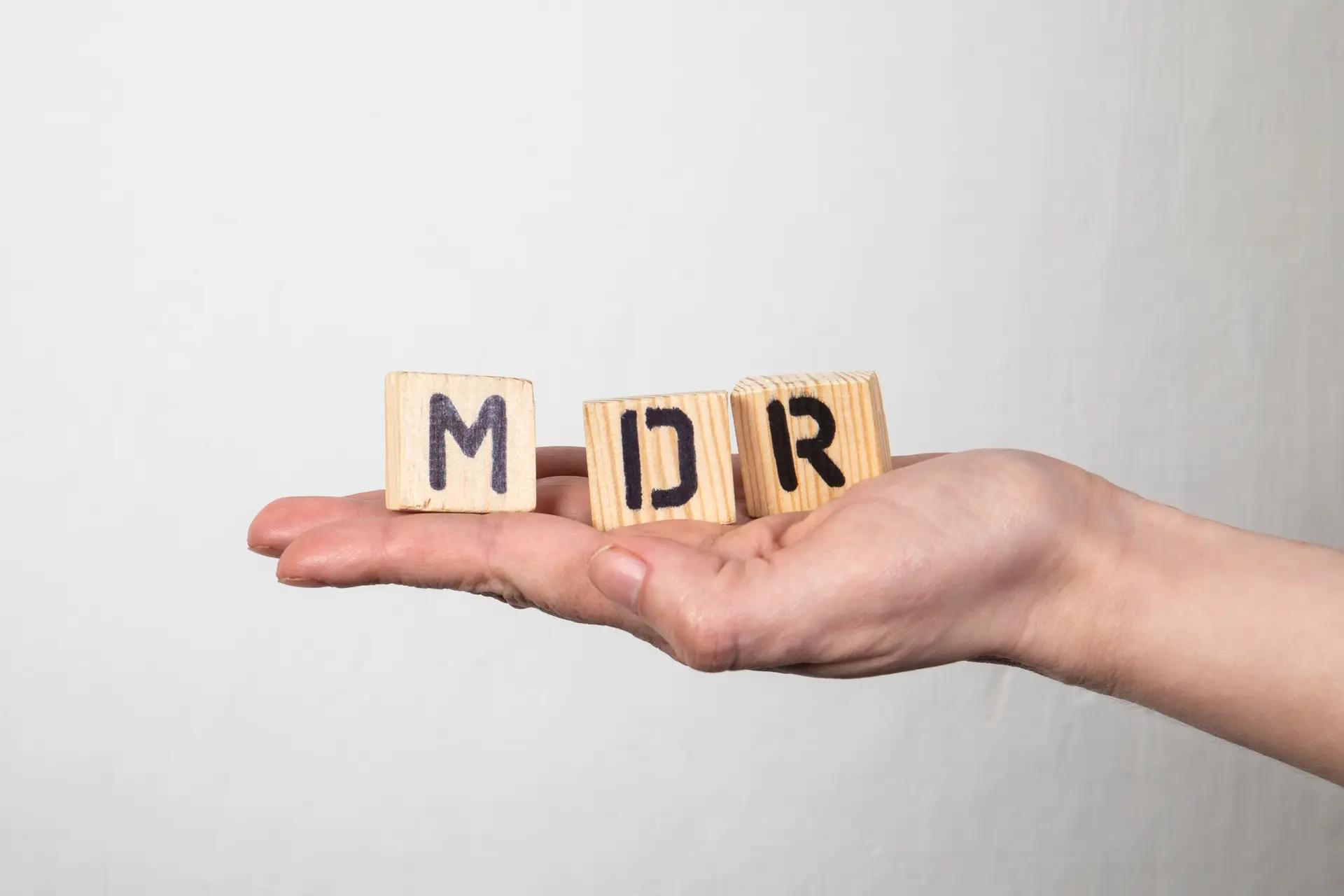 Mano con cubi lettere MDR