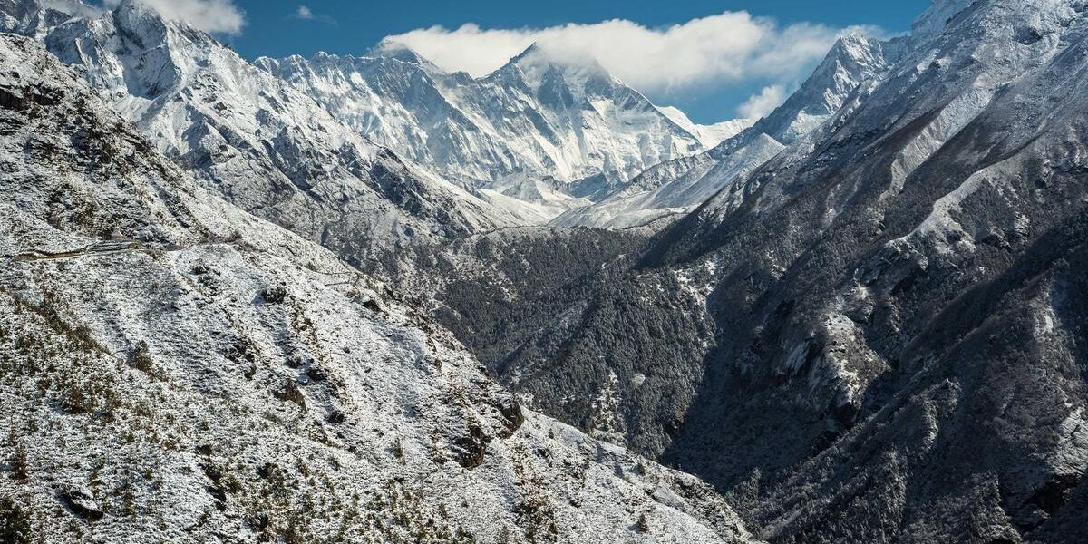 Panorama montuoso innevato con cielo azzurro