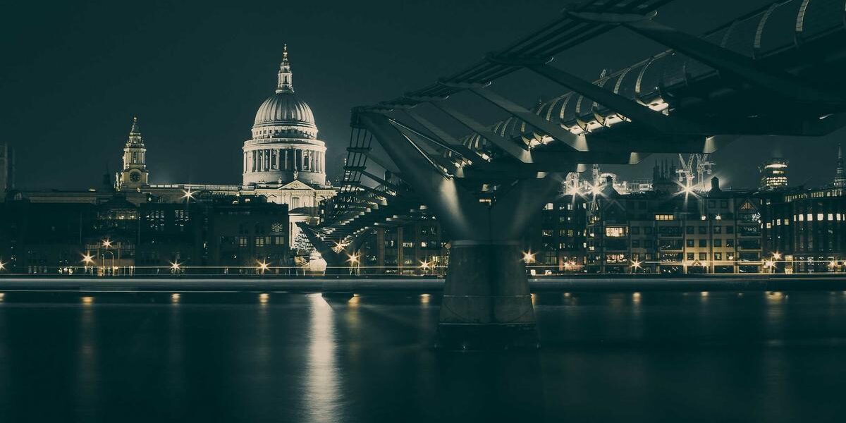 Cattedrale e ponte illuminati di notte.