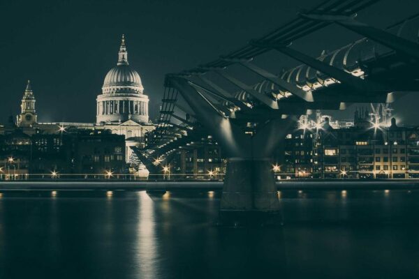 Cattedrale e ponte illuminati di notte.