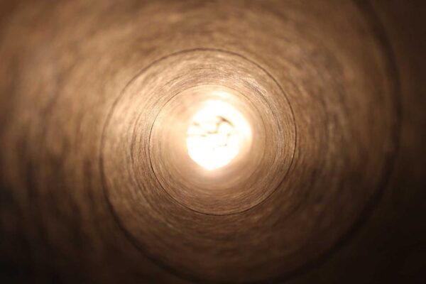 Vista interna tubo con luce in fondo.