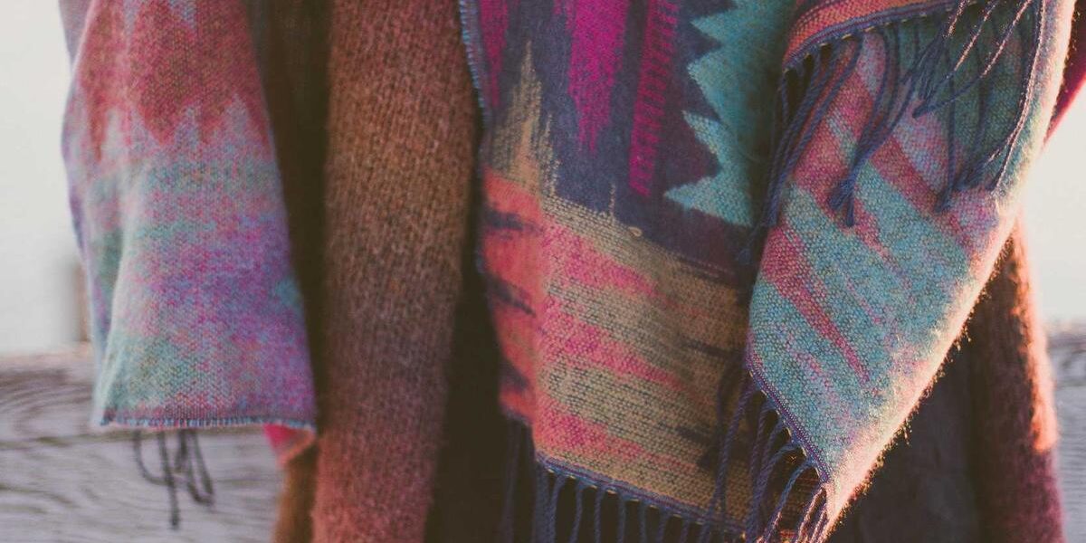 Scialle colorato con frange appeso