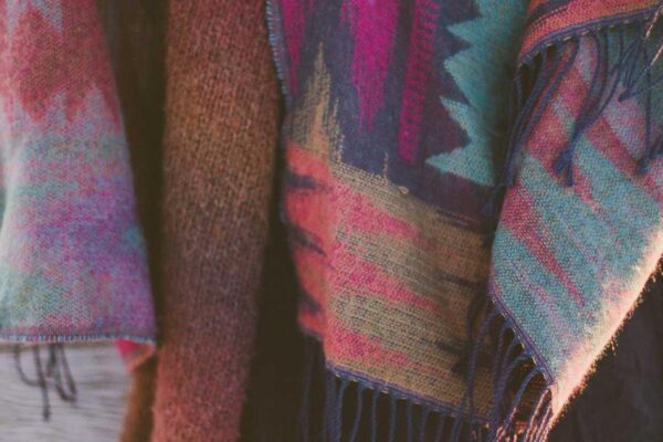 Scialle colorato con frange appeso