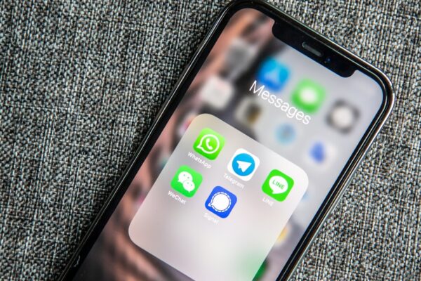 Schermo smartphone con app di messaggistica