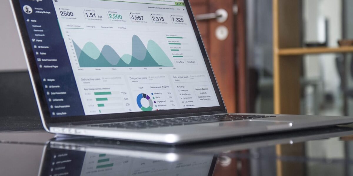 Schermo laptop con grafici e dati analytics