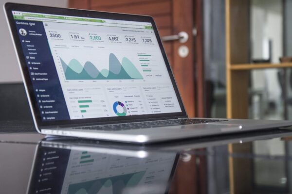 Schermo laptop con grafici e dati analytics