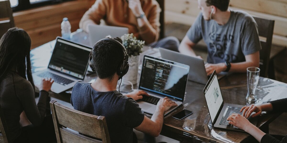 Persone lavorano in gruppo al computer