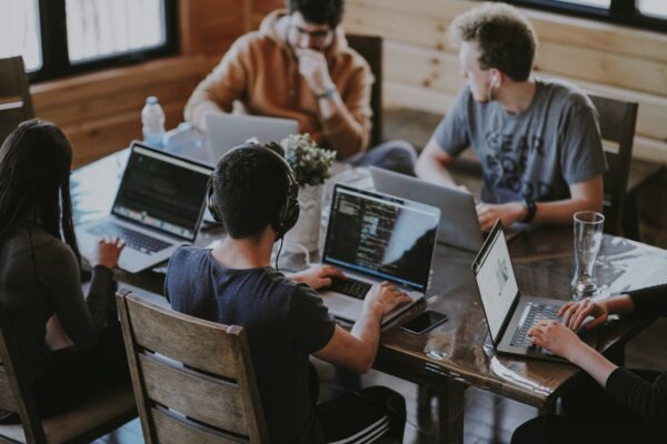 Persone lavorano in gruppo al computer