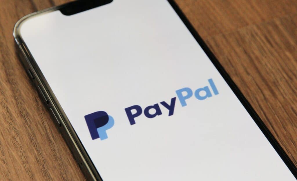 un téléphone avec un logo de paye