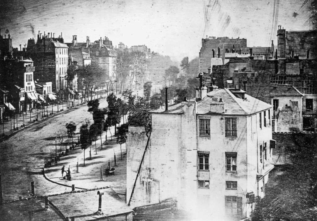 la première photographie de l'histoire avec Paris en toile de fond