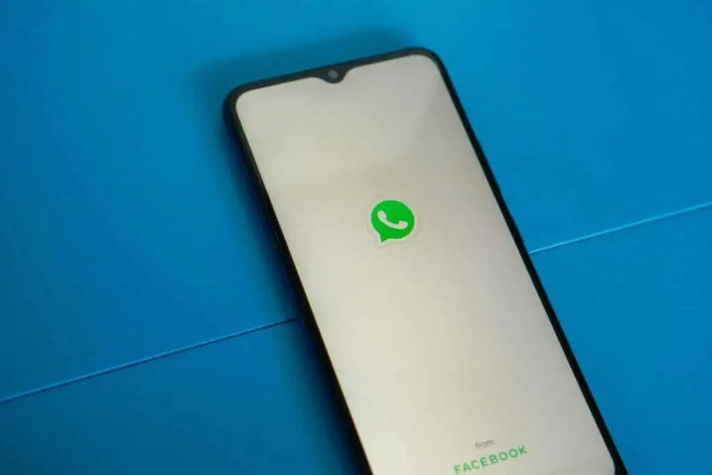 un teléfono blanco y negro con una pegatina verde de whatsapp