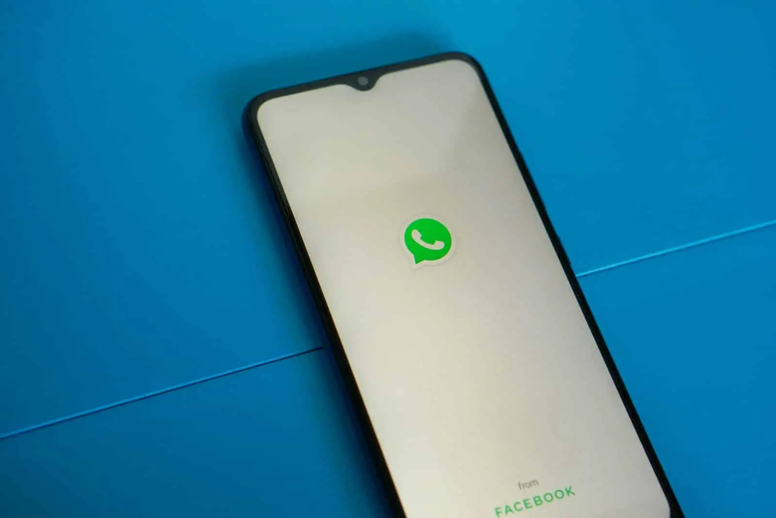 un téléphone blanc et noir avec un autocollant whatsapp vert dessus