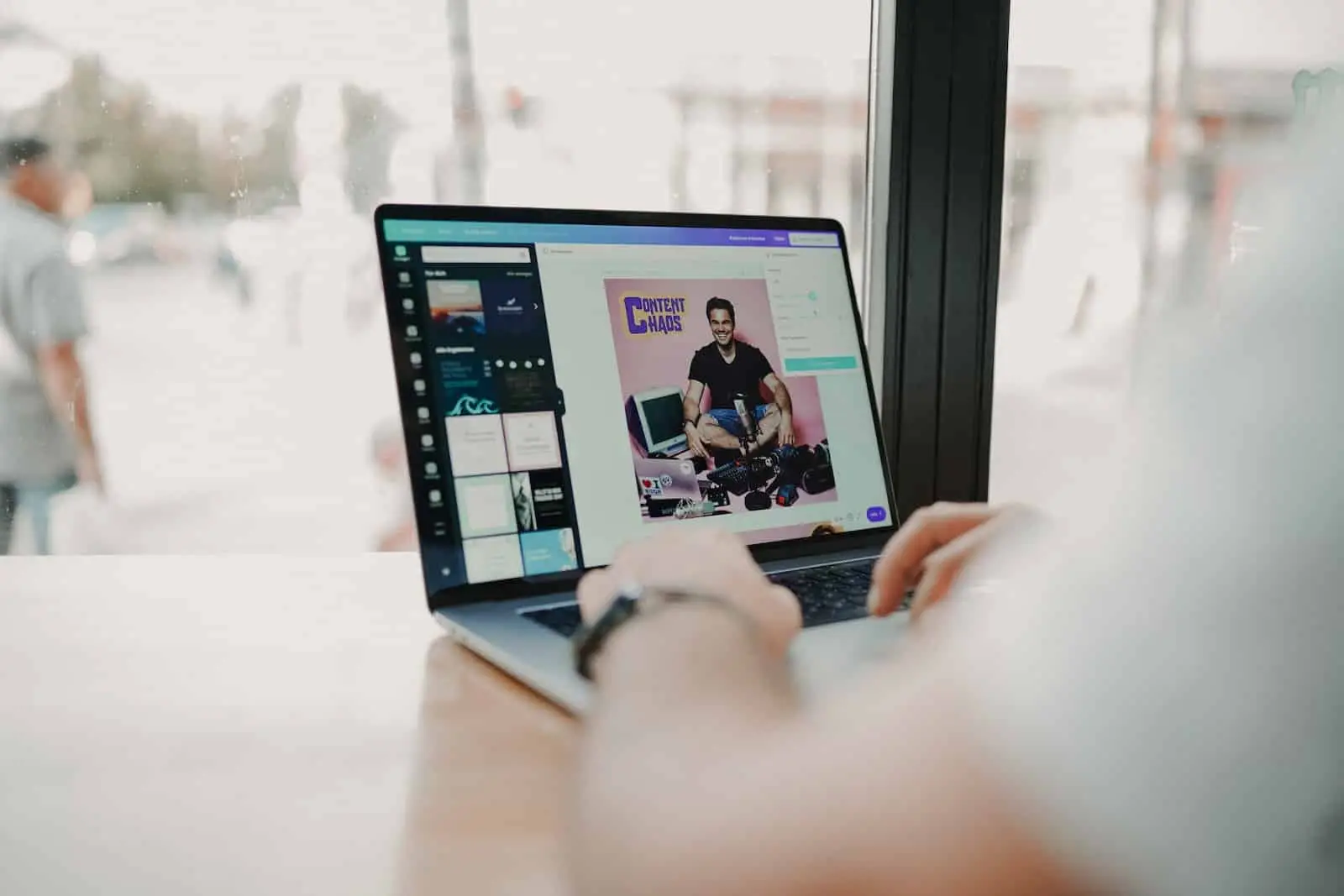 Person mit Macbook Pro auf braunem Holztisch